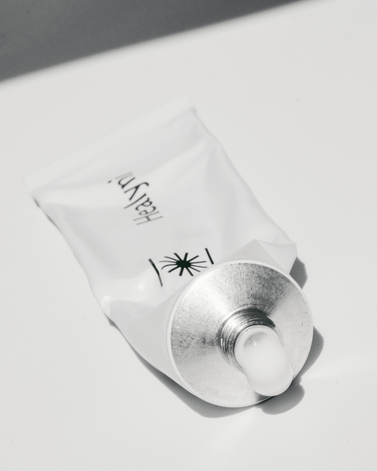 Healyni SCAR CARE FORMULA in Anwendung – sanfte Narbenpflege Creme Tube ist geöffnet und zeigt Textur